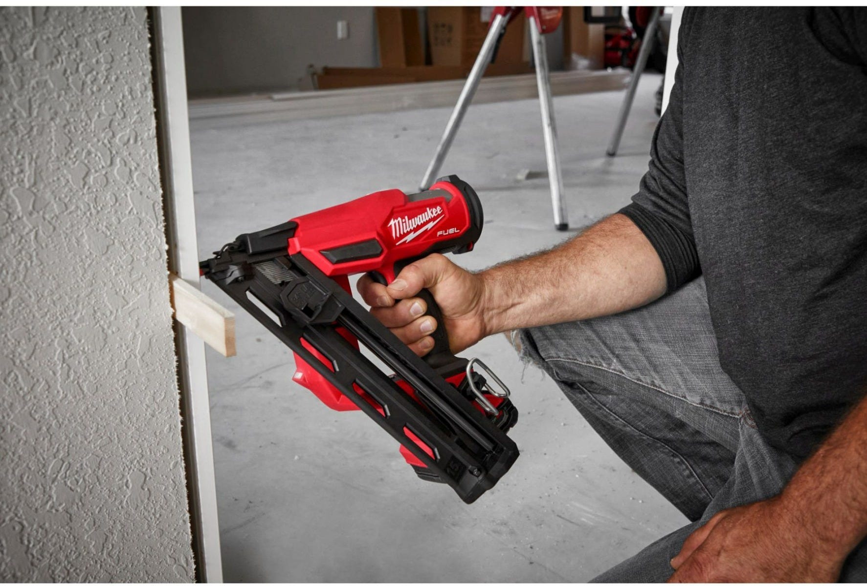 Milwaukee 2839-21CT M18 FUEL 15-Gauge Finish Nailer 2.0Ah Kit