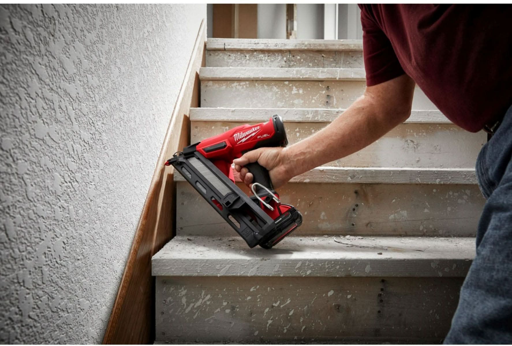 Milwaukee 2839-21CT M18 FUEL 15-Gauge Finish Nailer 2.0Ah Kit