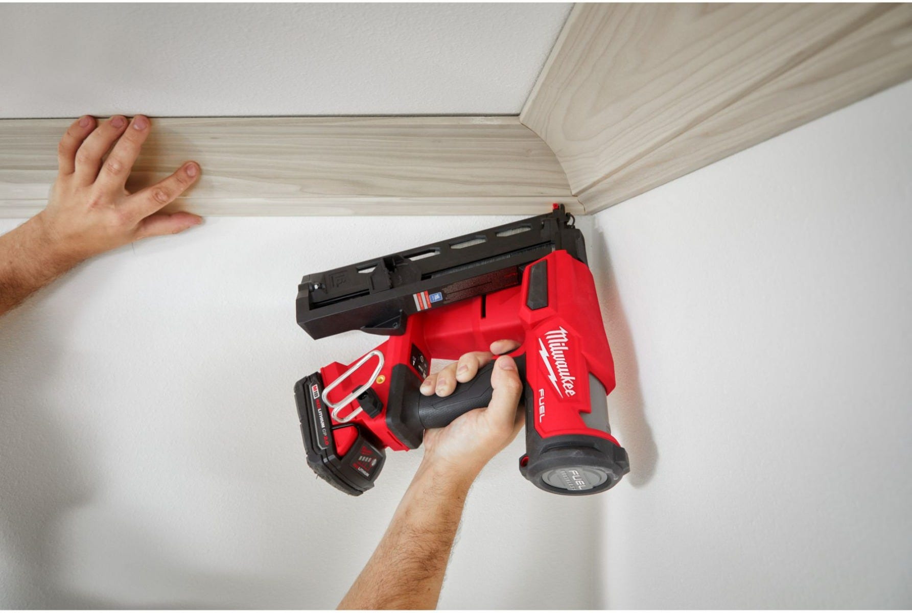 Milwaukee 2841-21CT M18 FUEL 16-Gauge Angled Finish Nailer 2.0Ah Kit