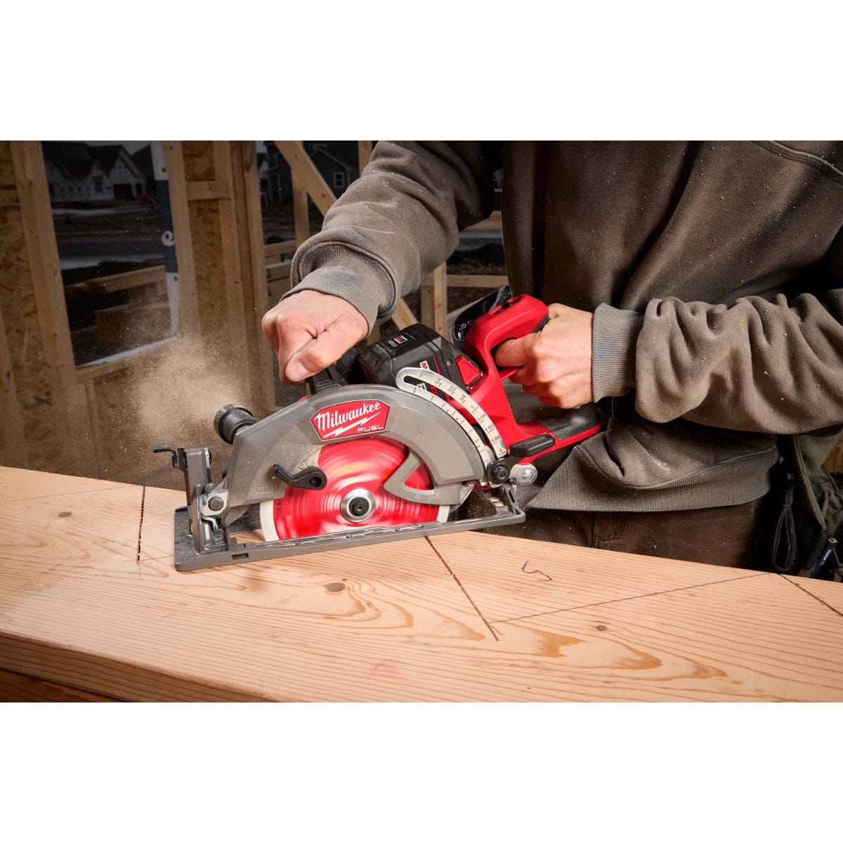 Milwaukee 2930-21HD M18 FUEL 7-1/4-in. Rear Handle Circular Saw 12.0Ah Kit