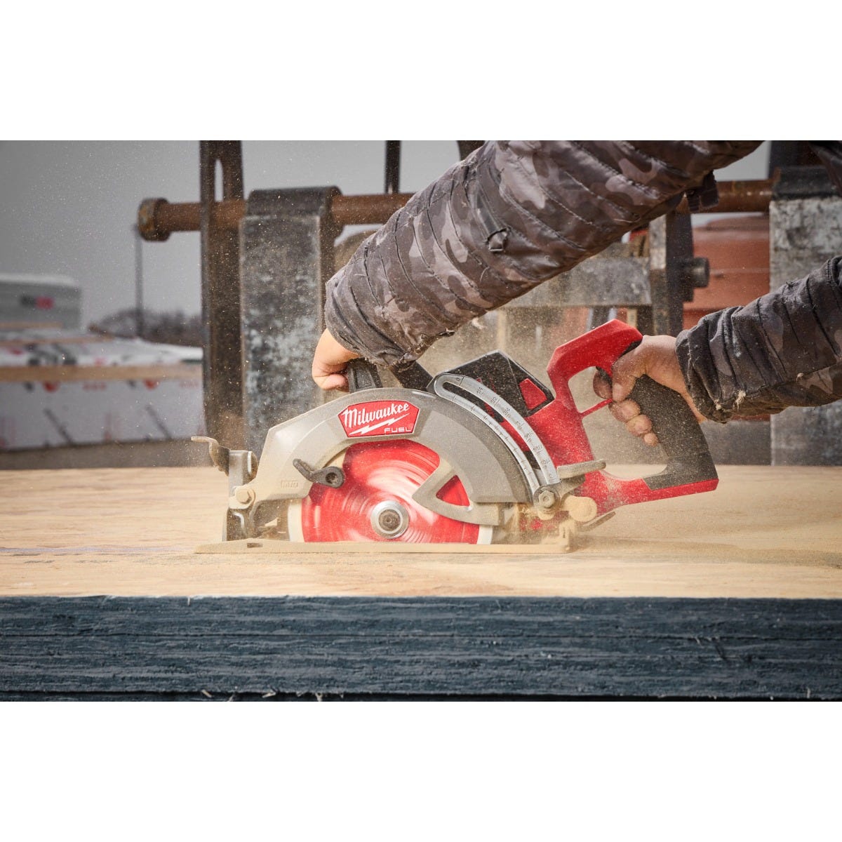 Milwaukee 2930-21HD M18 FUEL 7-1/4-in. Rear Handle Circular Saw 12.0Ah Kit