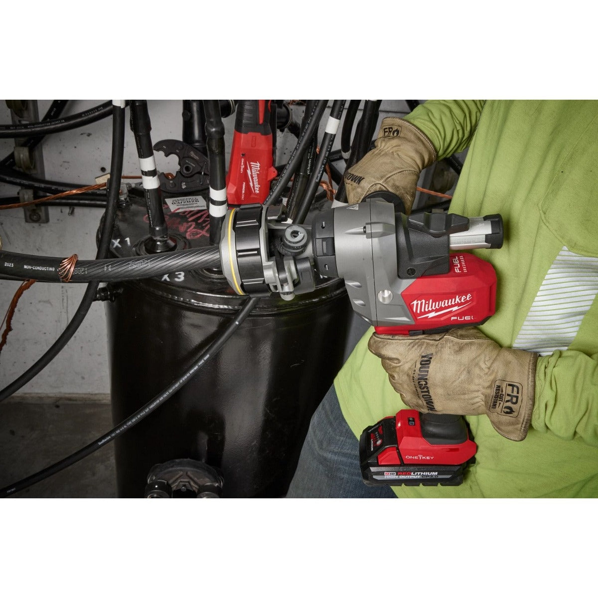 Milwaukee 2937-21 M18 FUEL Covered Conductor Cable Stripper 3.0Ah Kit w/ Adjustable Bushings