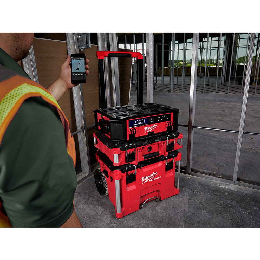 Milwaukee 2950-20 M18 PACKOUT 10-Speaker Bluetooth Jobsite Radio + Charger