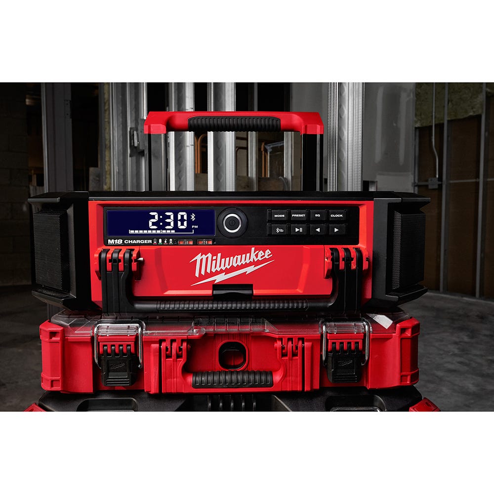 Milwaukee 2950-20 M18 PACKOUT 10-Speaker Bluetooth Jobsite Radio + Charger