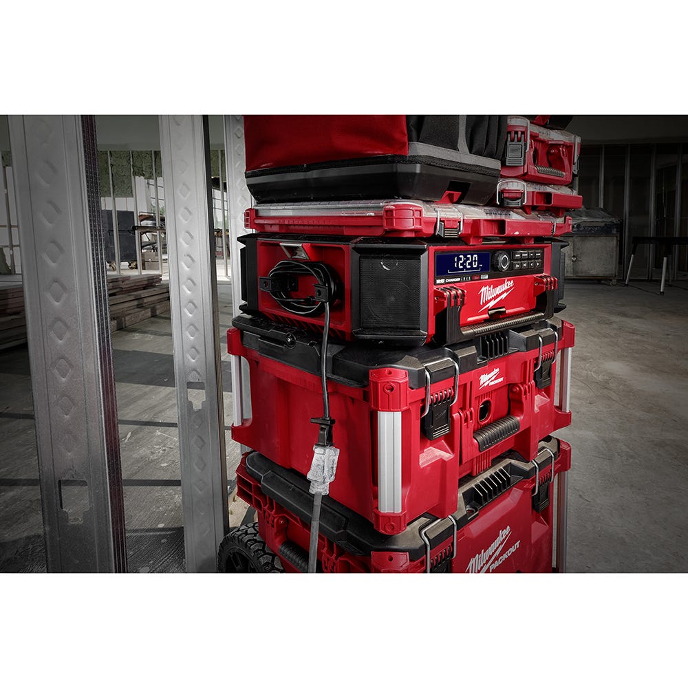 Milwaukee 2950-20 M18 PACKOUT 10-Speaker Bluetooth Jobsite Radio + Charger