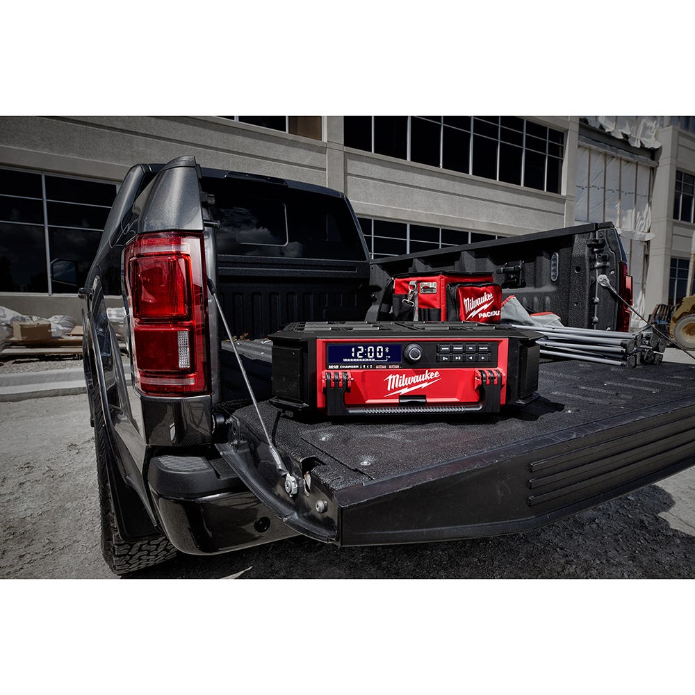 Milwaukee 2950-20 M18 PACKOUT 10-Speaker Bluetooth Jobsite Radio + Charger