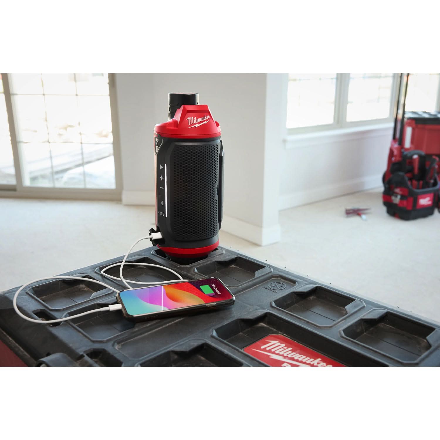 Milwaukee 2956-20 Radio de chantier Bluetooth M18 + chargeur | Outillage Mathieu Milwaukee 2956-20 Radio de chantier Bluetooth M18 + chargeur | Outillage Mathieu