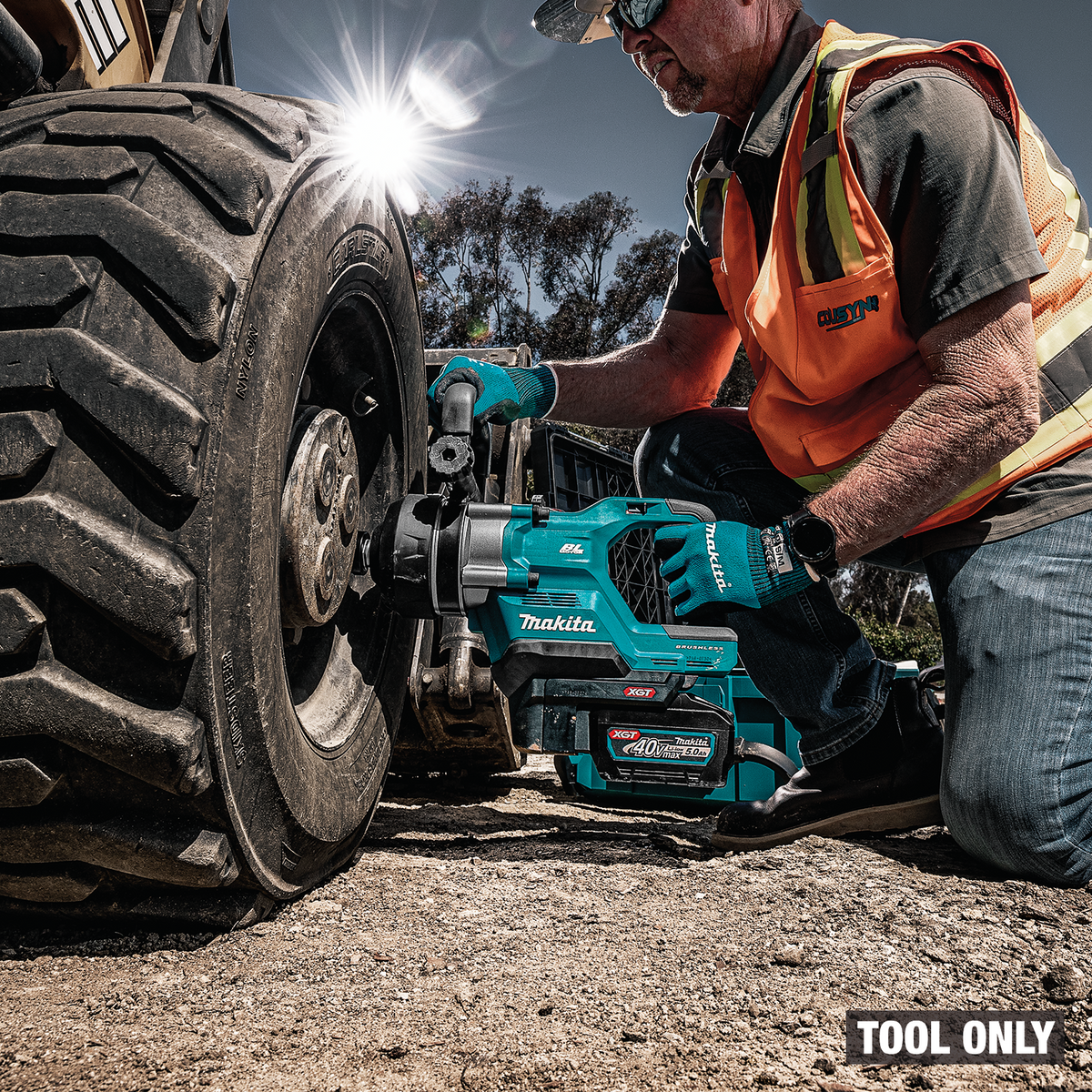 Makita 40V max XGT Brushless 4-Speed High-Torque 1-in. Sq. Drive D-Handle Short Anvil Impact Wrench w/ Friction Ring (GWT09Z) - in use on the job 2