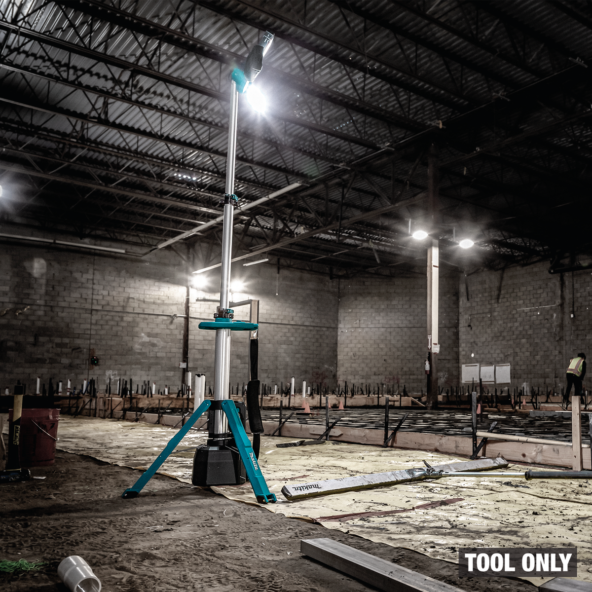 Makita 40V max XGT / 18V LXT 15,000-Lumen Cordless Tower Work Light, Tool Only in use (ML014G)
