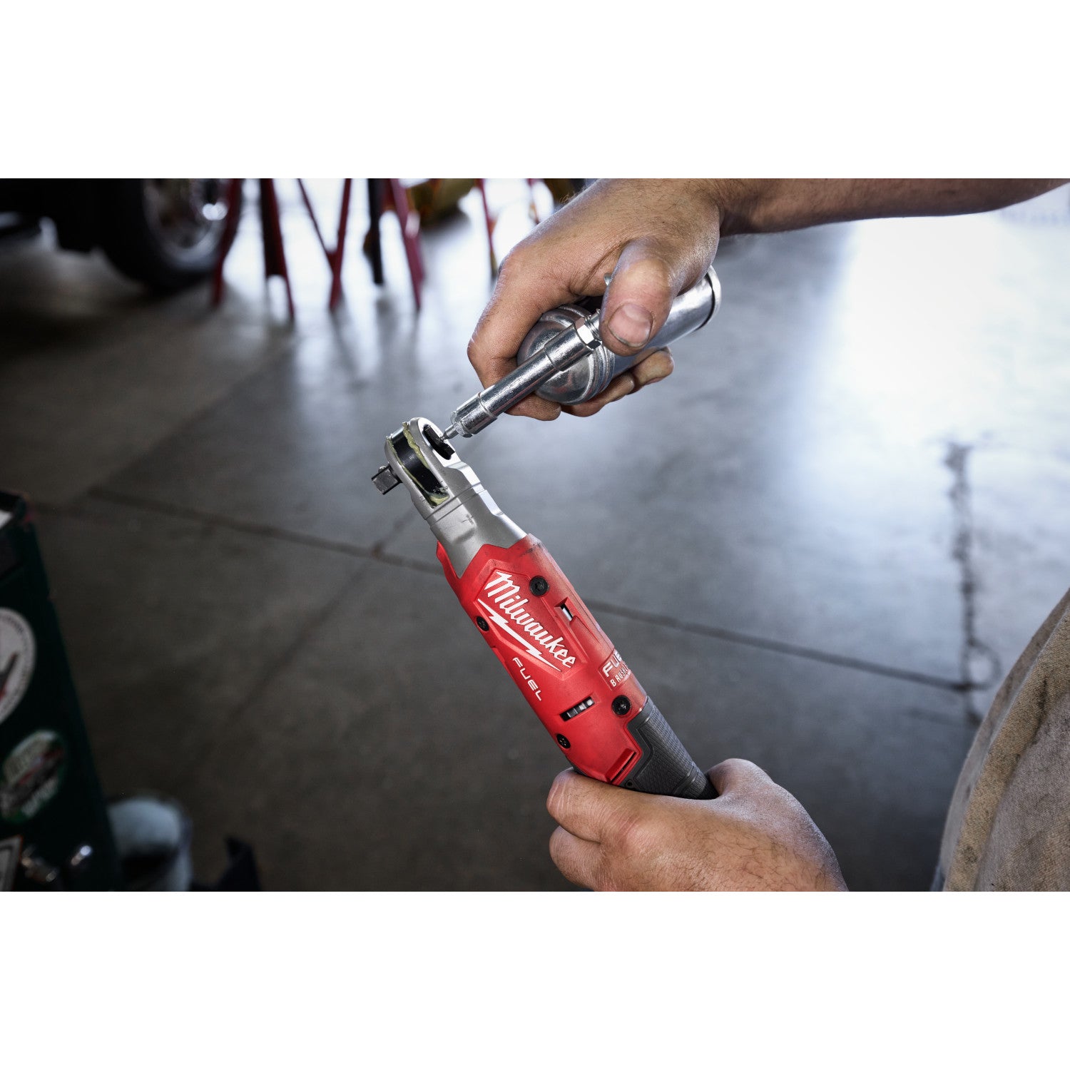 Milwaukee 3053-21 M12 FUEL Brushless 3/8-in. Ratchet 2.5Ah Kit