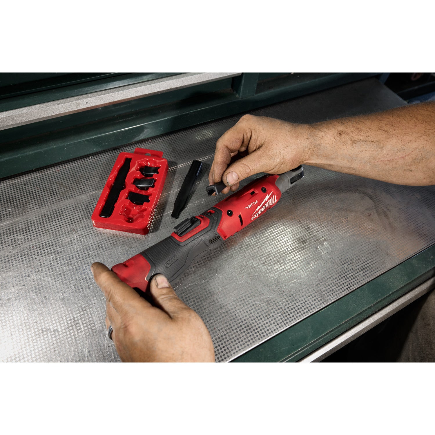 Milwaukee 3053-21 M12 FUEL Brushless 3/8-in. Ratchet 2.5Ah Kit