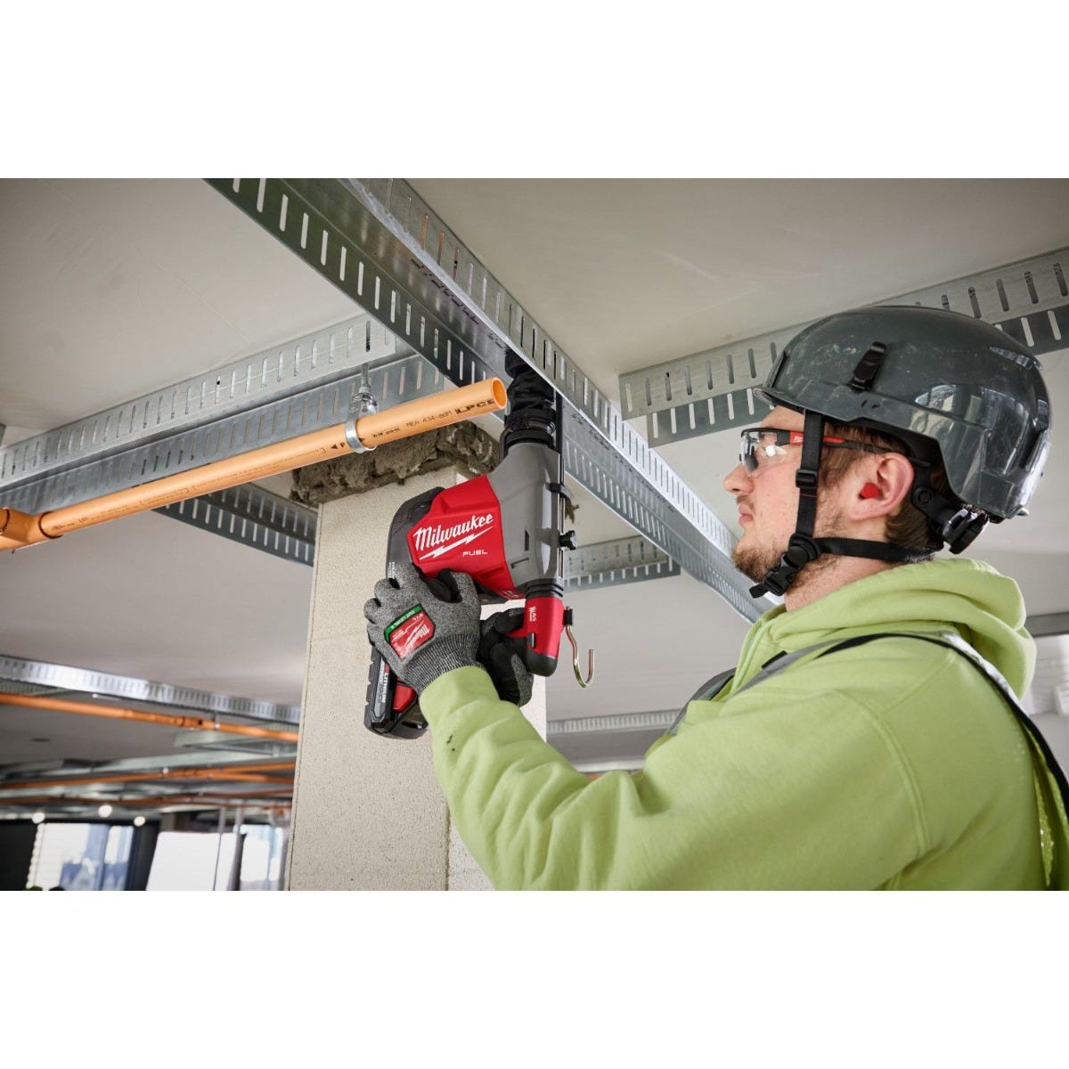 Milwaukee 3311-22 M18 FUEL Overhead Rotary Hammer w/ Integrated Dust Extraction 3.0Ah CP Kit