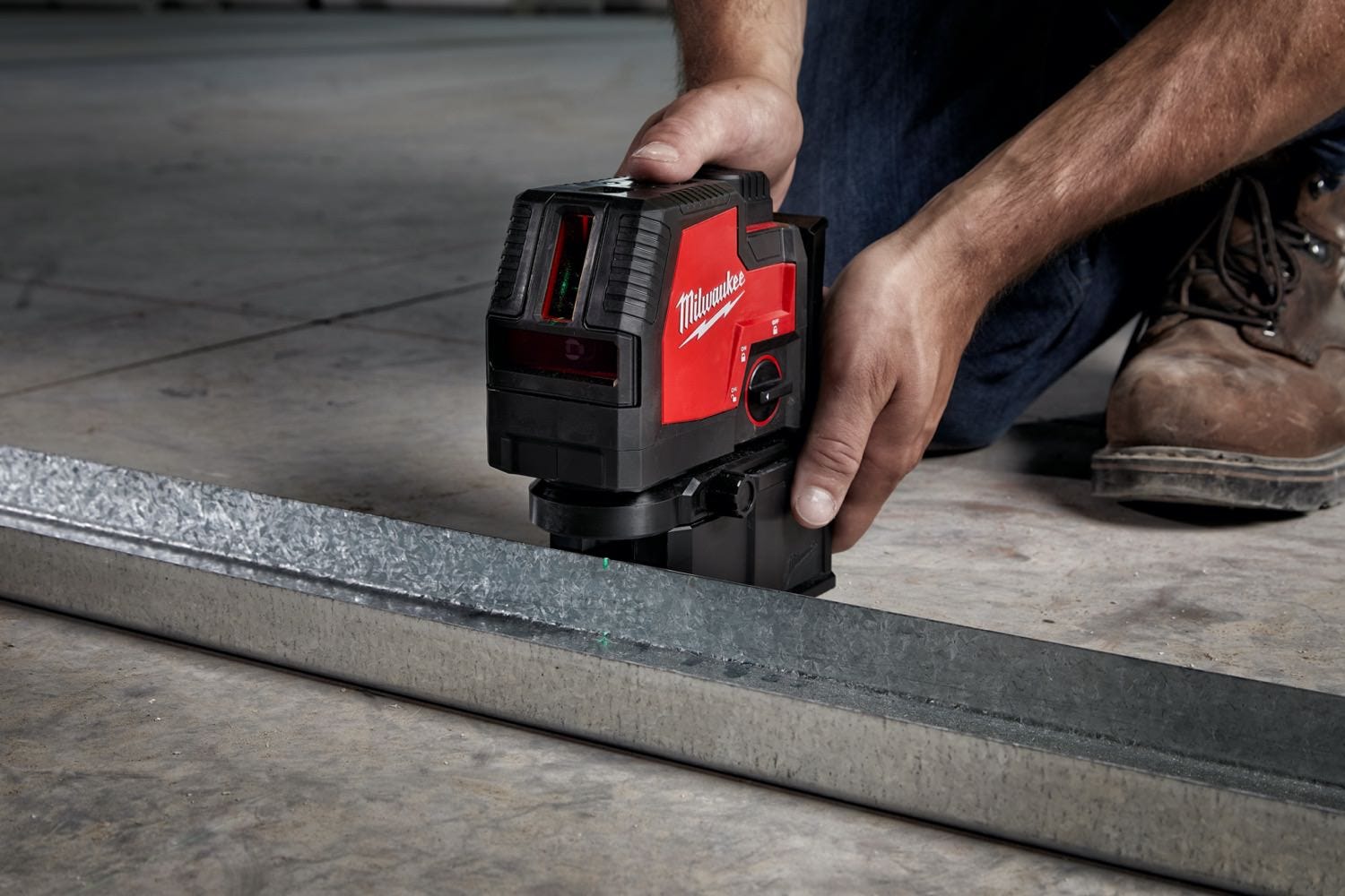 Milwaukee 3522-21 USB Rechargeable Green Cross Line & Plumb Points Laser