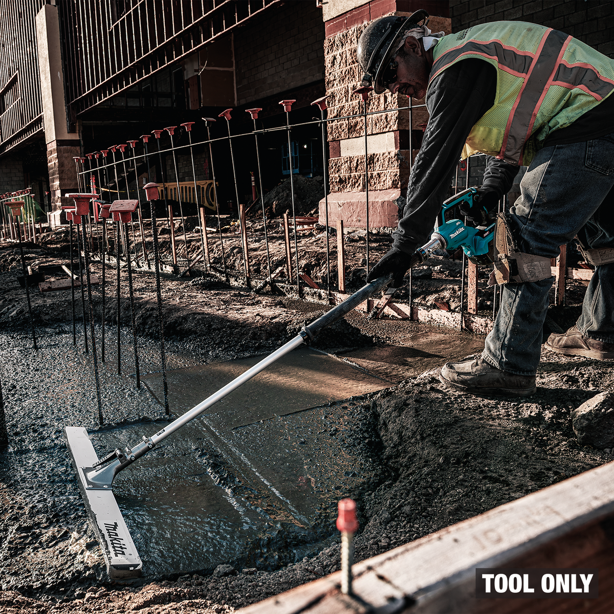 Makita 40V max XGT Brushless Vibratory Screed Power Head (VL001GZ) - in use on the job 4