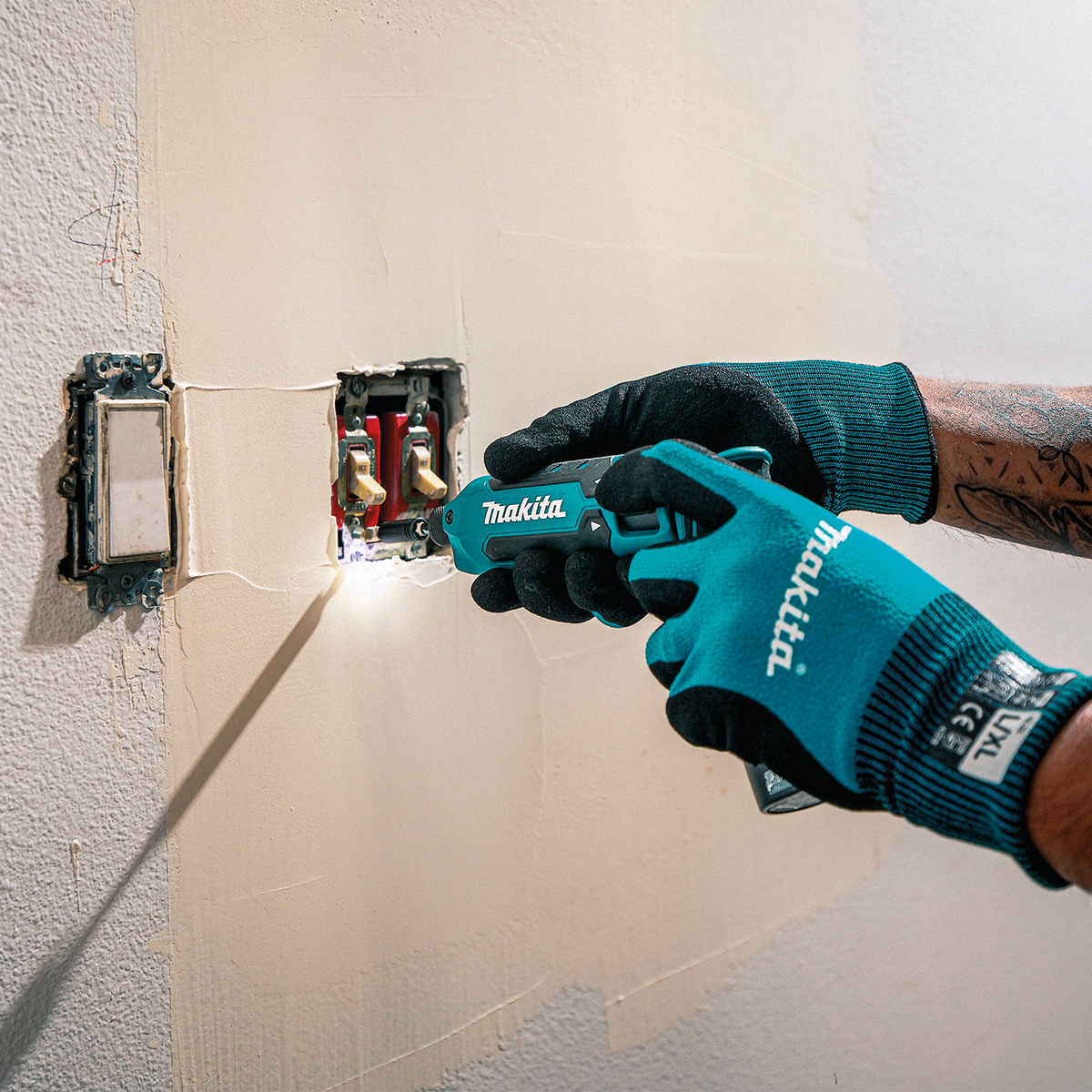 Makita 7.2V Lithium-Ion Cordless 1/4-in. Hex Pen Impact Driver, 1.5Ah Kit in use (TD023DSE)