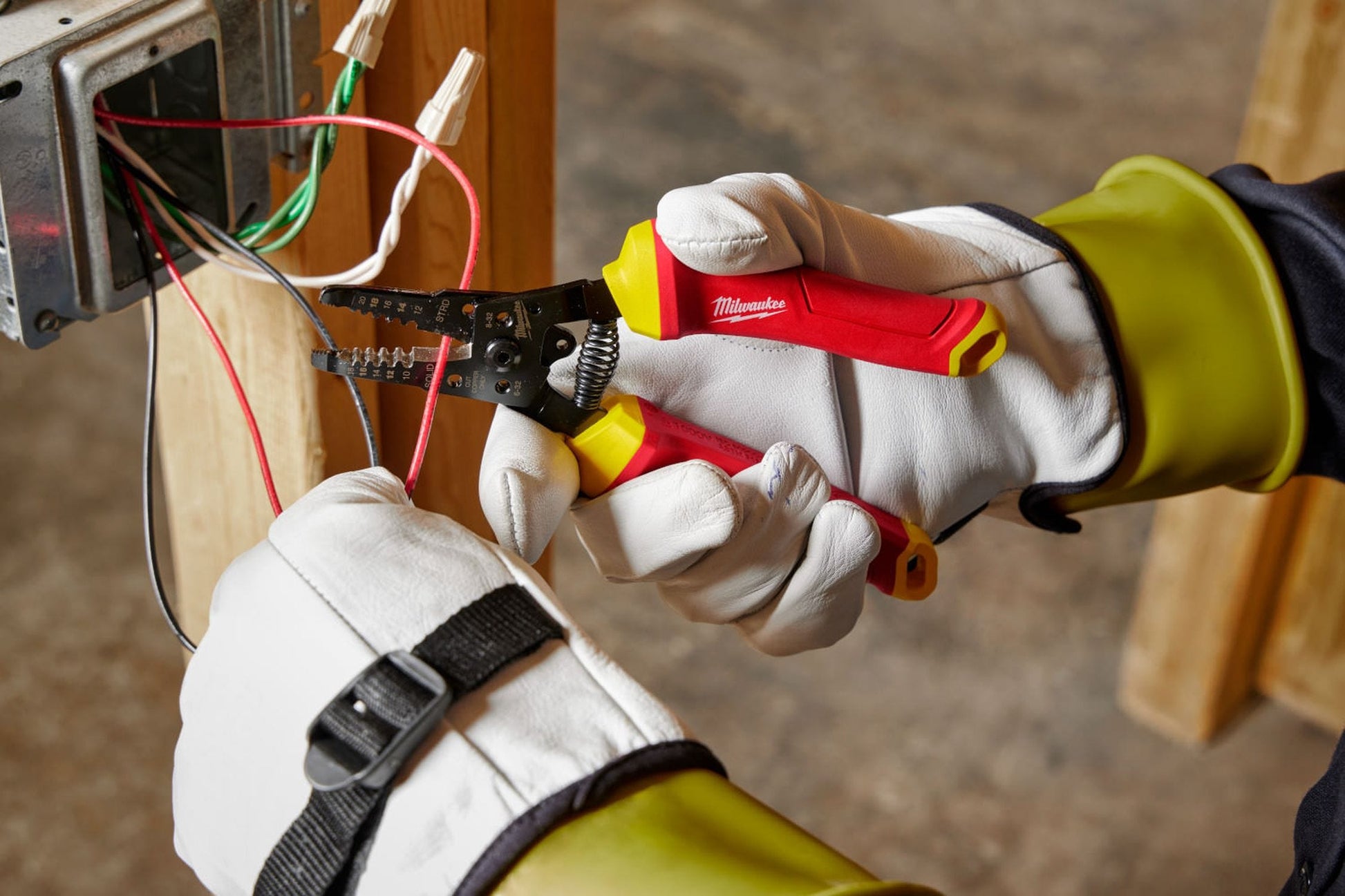 Milwaukee 48-22-2214 1000V Insulated 10-20 AWG Wire Stripper & Cutter