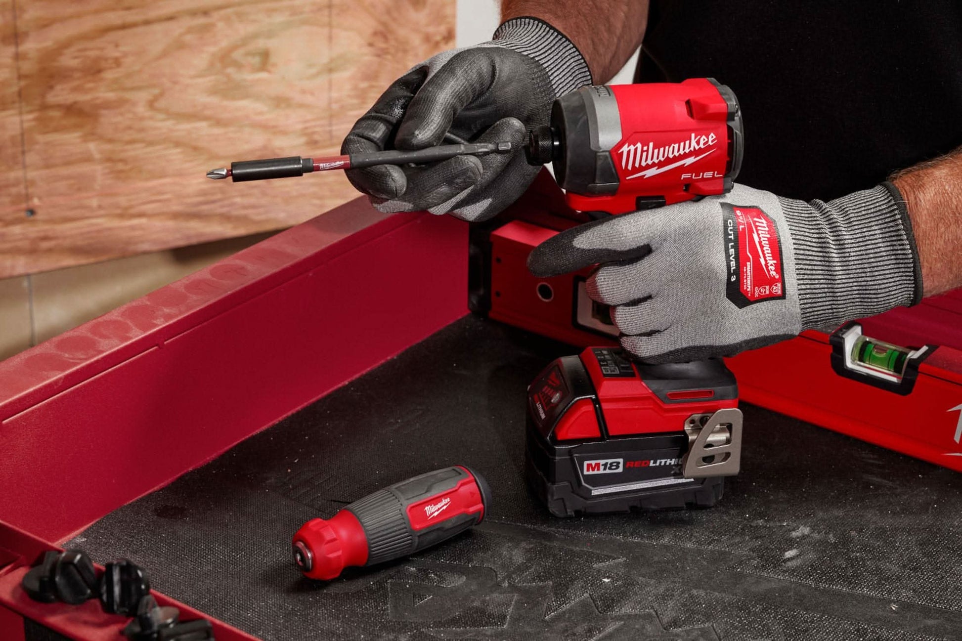 Milwaukee 48-22-2915 14-in-1 Multi-Bit Screwdriver W/ SHOCKWAVE Impact Duty Bits