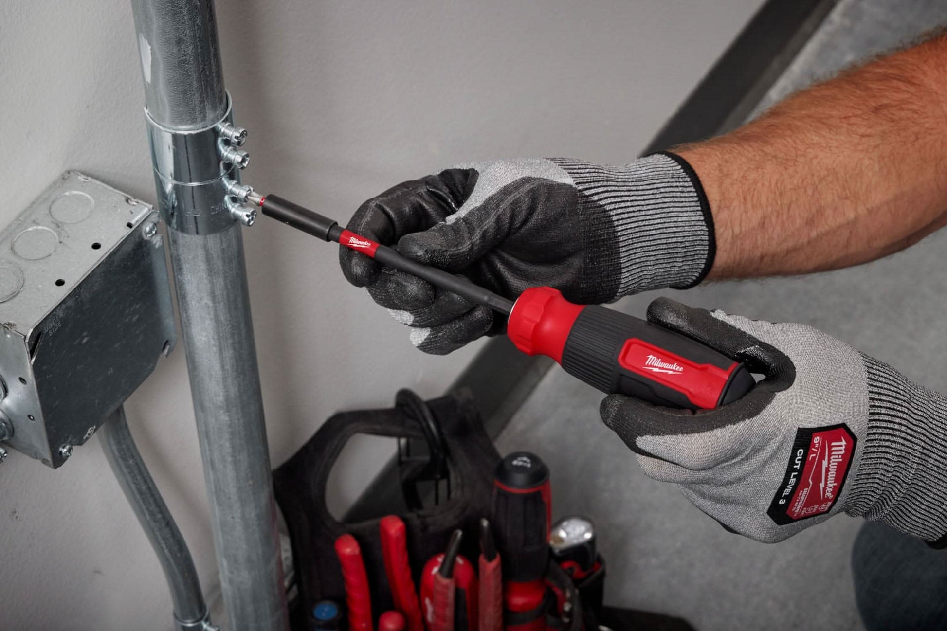 Milwaukee 48-22-2915 14-in-1 Multi-Bit Screwdriver W/ SHOCKWAVE Impact Duty Bits