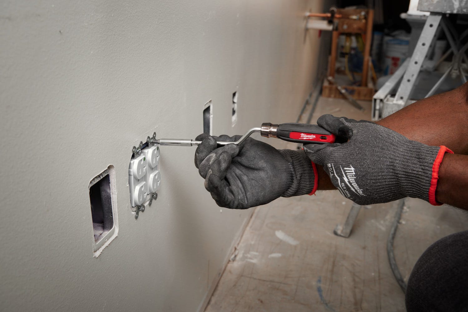 Milwaukee 48-22-2916 2-in-1 Rotating Multi-Bit Screwdriver