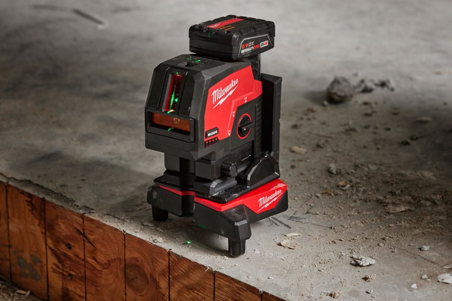Milwaukee 48-35-1314 Wireless Laser Alighnment Base with Remote