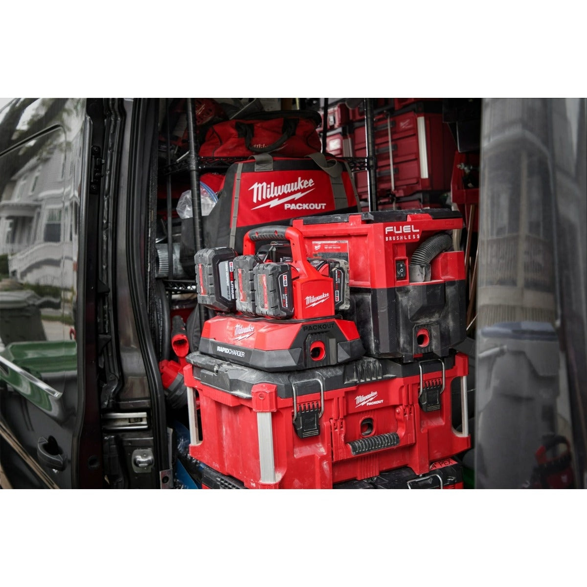 Milwaukee M18 PACKOUT 6-Bay Rapid Charger plus M18 REDLITHIUM XC 5.0Ah Battery Pack