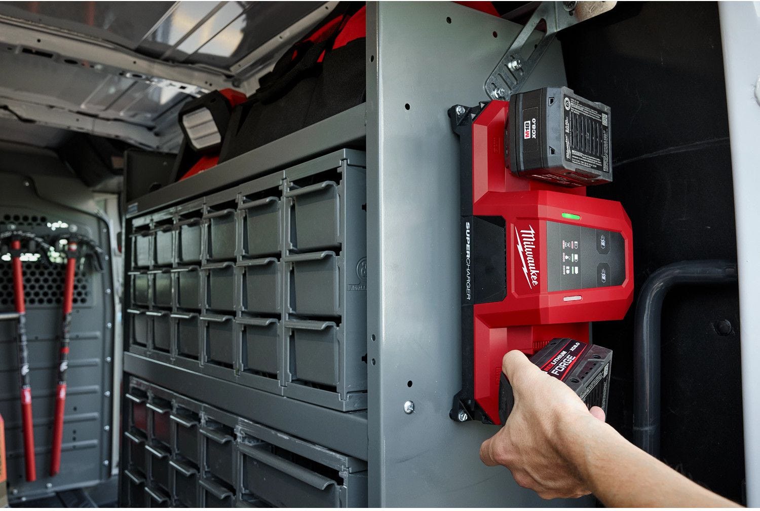 Milwaukee 48-59-1816 M18 Dual Bay Simultaneous Super Charger w/ 4 Point Mounting