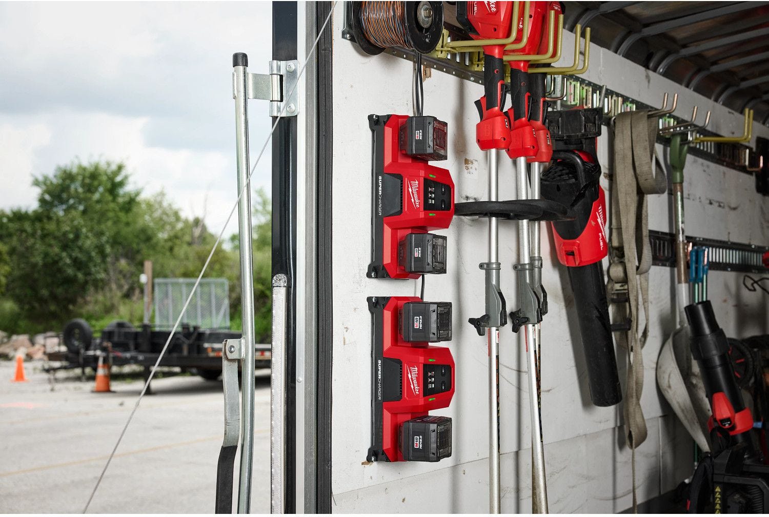 Milwaukee 48-59-1816 M18 Dual Bay Simultaneous Super Charger w/ 4 Point Mounting
