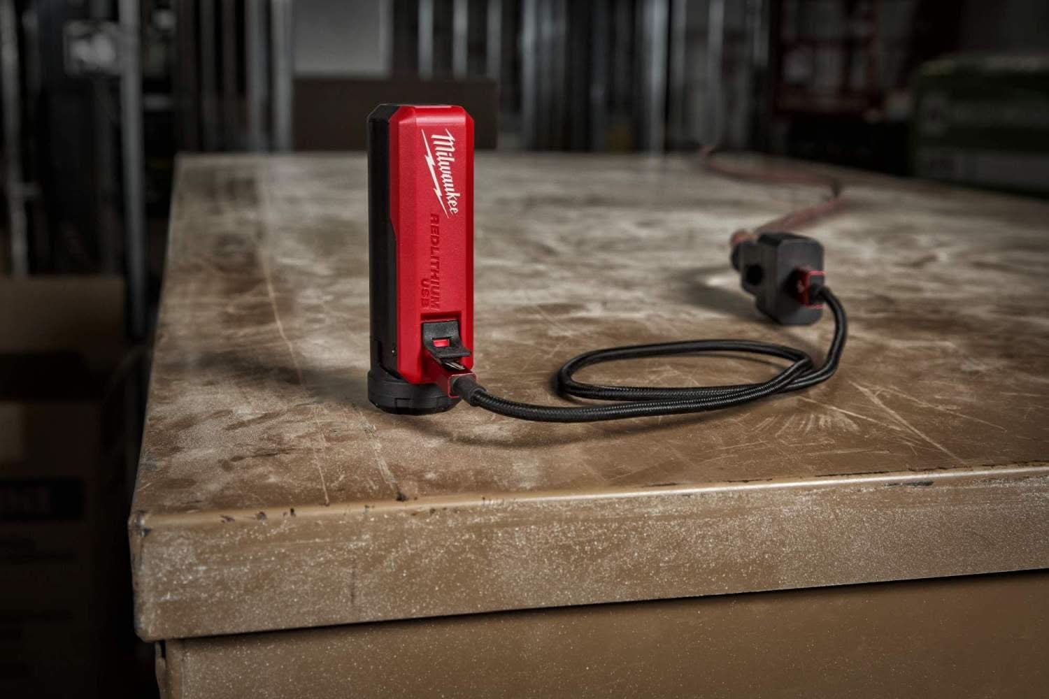 Milwaukee 48-59-2013 REDLITHIUM USB Charger & Portable Power Source Kit (PROMO)