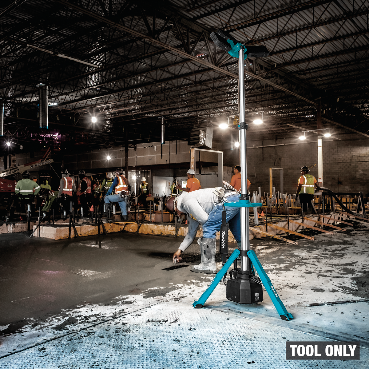 Makita 40V max XGT / 18V LXT 15,000-Lumen Cordless Tower Work Light, Tool Only in use (ML014G)