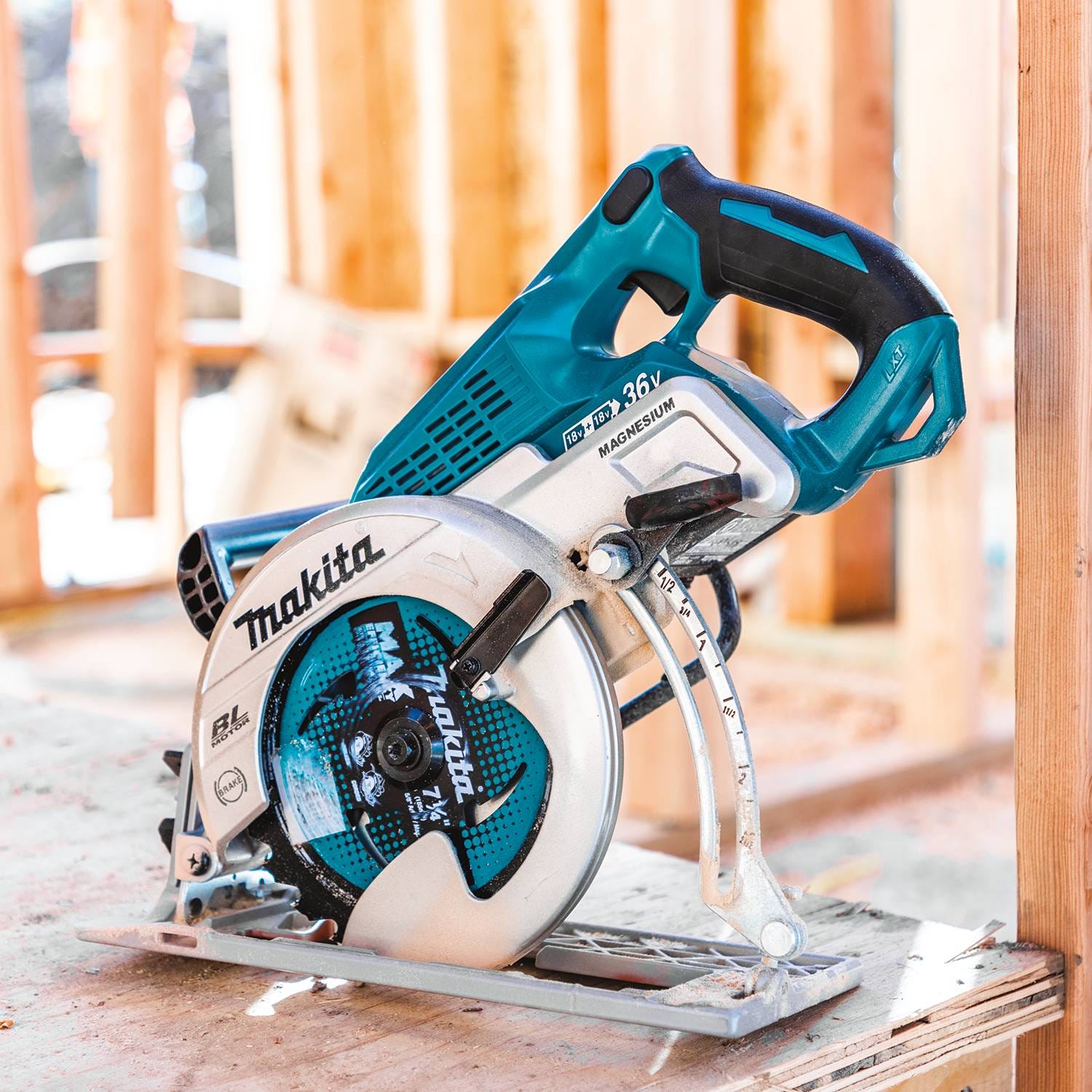 Makita XSR01PT 18V LXT X2 (36V) Brushless 7-1/4-Inch Rear Handle Circular Saw 5.0Ah Kit