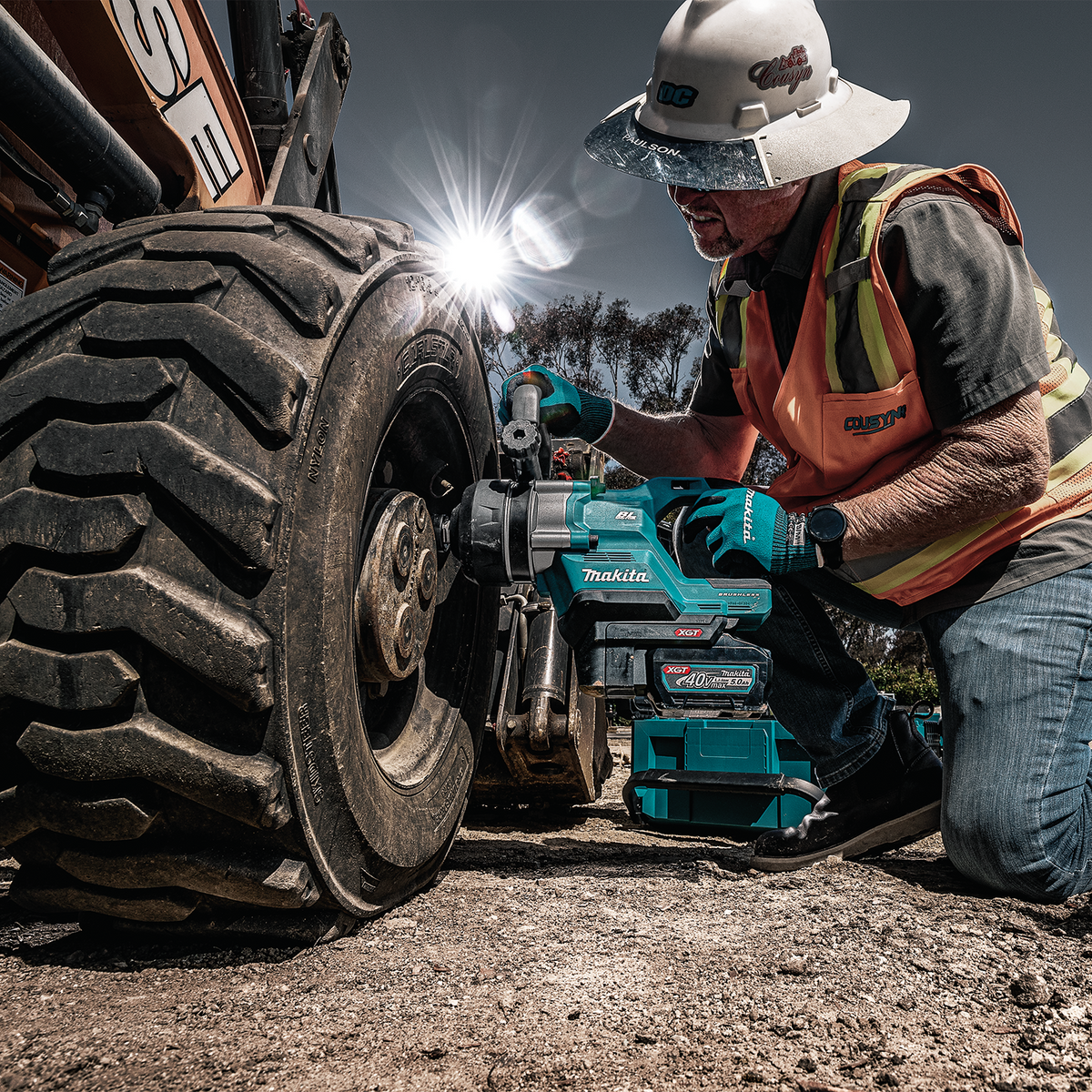 Makita 40V max XGT Brushless 4-Speed High-Torque 1-in. Sq. Drive D-Handle Short Anvil Impact Wrench w/ Friction Ring (GWT09T) - in use on the job 4