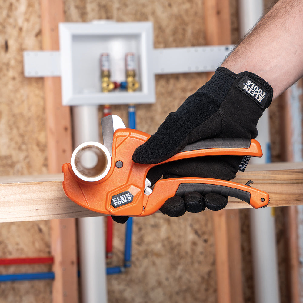 Klein 1-1/4-in. Ratcheting PVC Pipe Cutter (50063) cutting PVC pipe