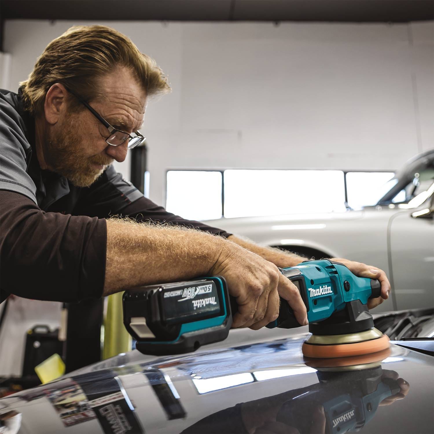 Makita XOP02T 18V LXT Lithium-Ion Brushless 5" / 6" Dual Action Random Orbit Polisher 5.0Ah Kit