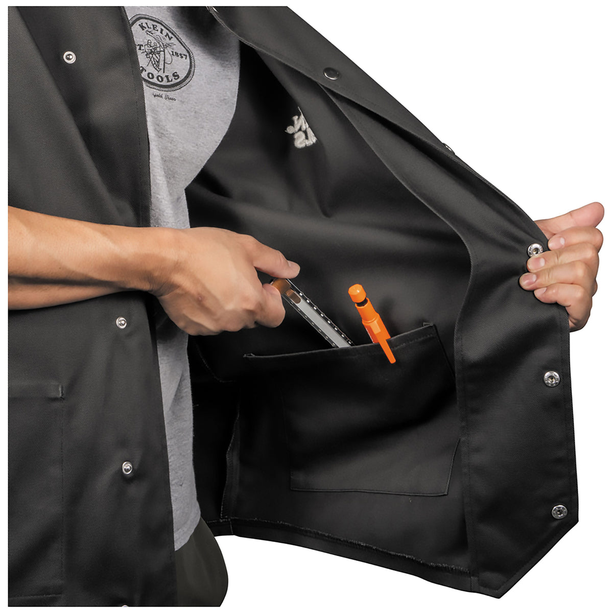 Klein flame-resistant welding jacket collar and snap buttons