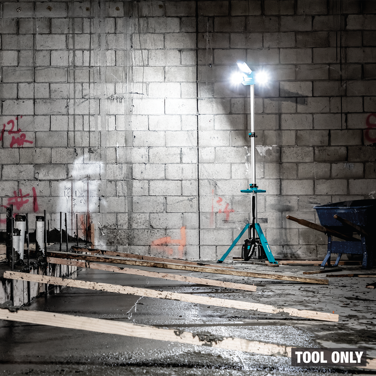Makita 40V max XGT / 18V LXT 15,000-Lumen Cordless Tower Work Light, Tool Only in use (ML014G)