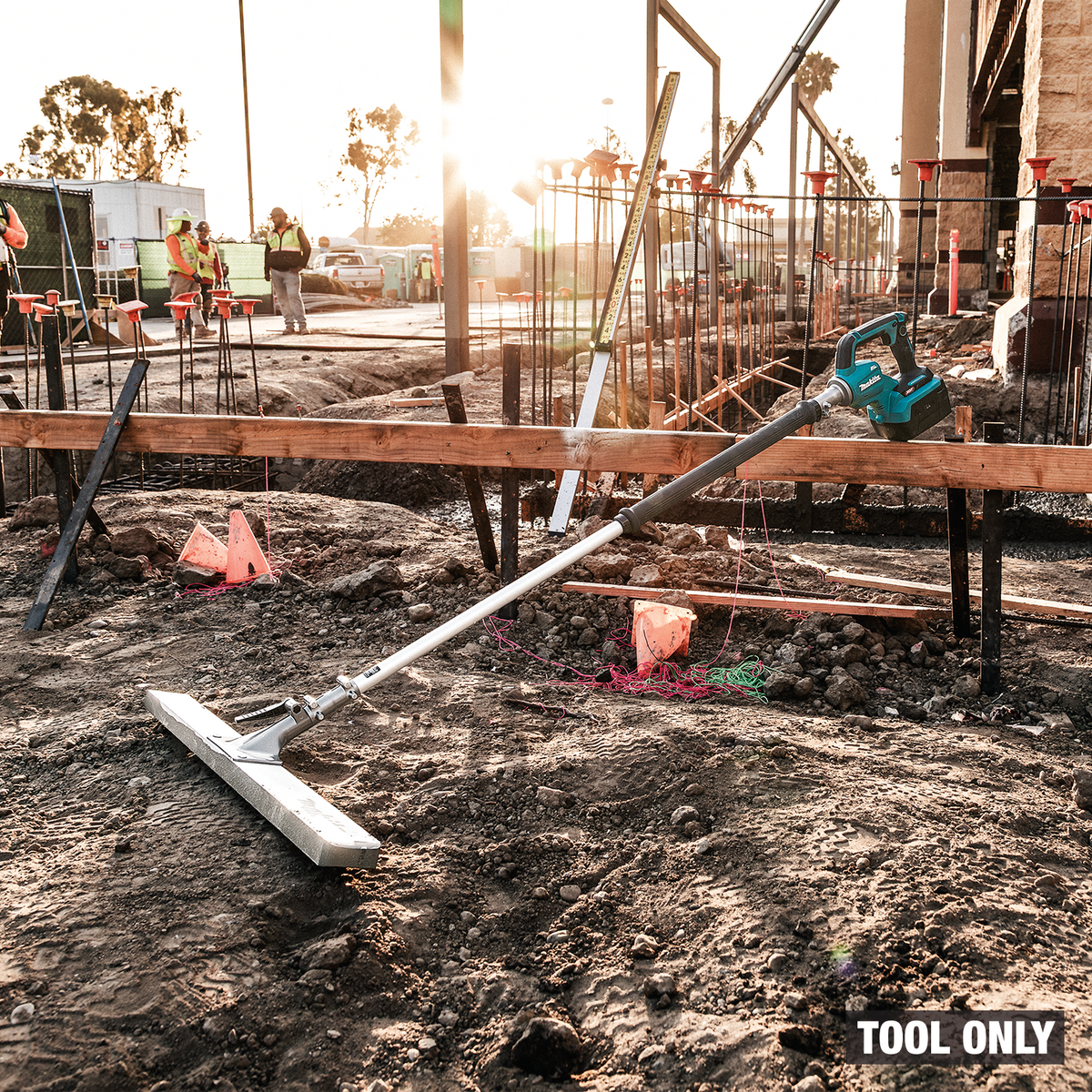 Makita 40V max XGT Brushless Vibratory Screed Power Head (VL001GZ) - on the job site 11