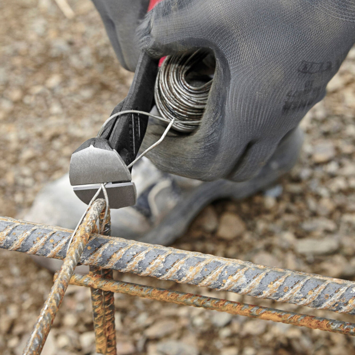 Knipex 68 01 200 SBA end cutting nippers in use