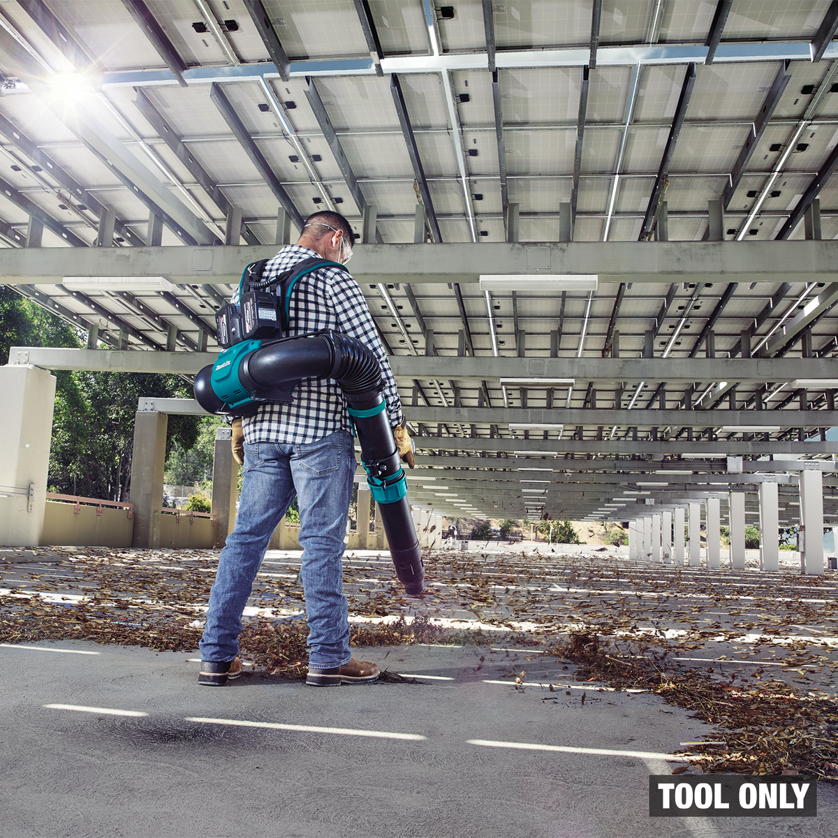 Makita 40V max XGT Brushless Backpack Blower (GBU04Z) - in use on the job 7