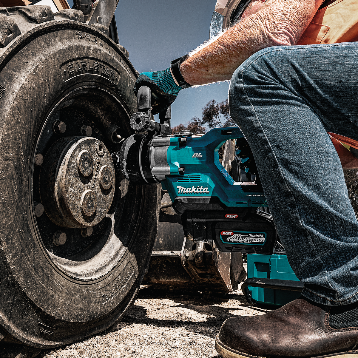 Makita 40V max XGT Brushless 4-Speed High-Torque 1-in. Sq. Drive D-Handle Short Anvil Impact Wrench w/ Friction Ring (GWT09T) - in use on the job 5