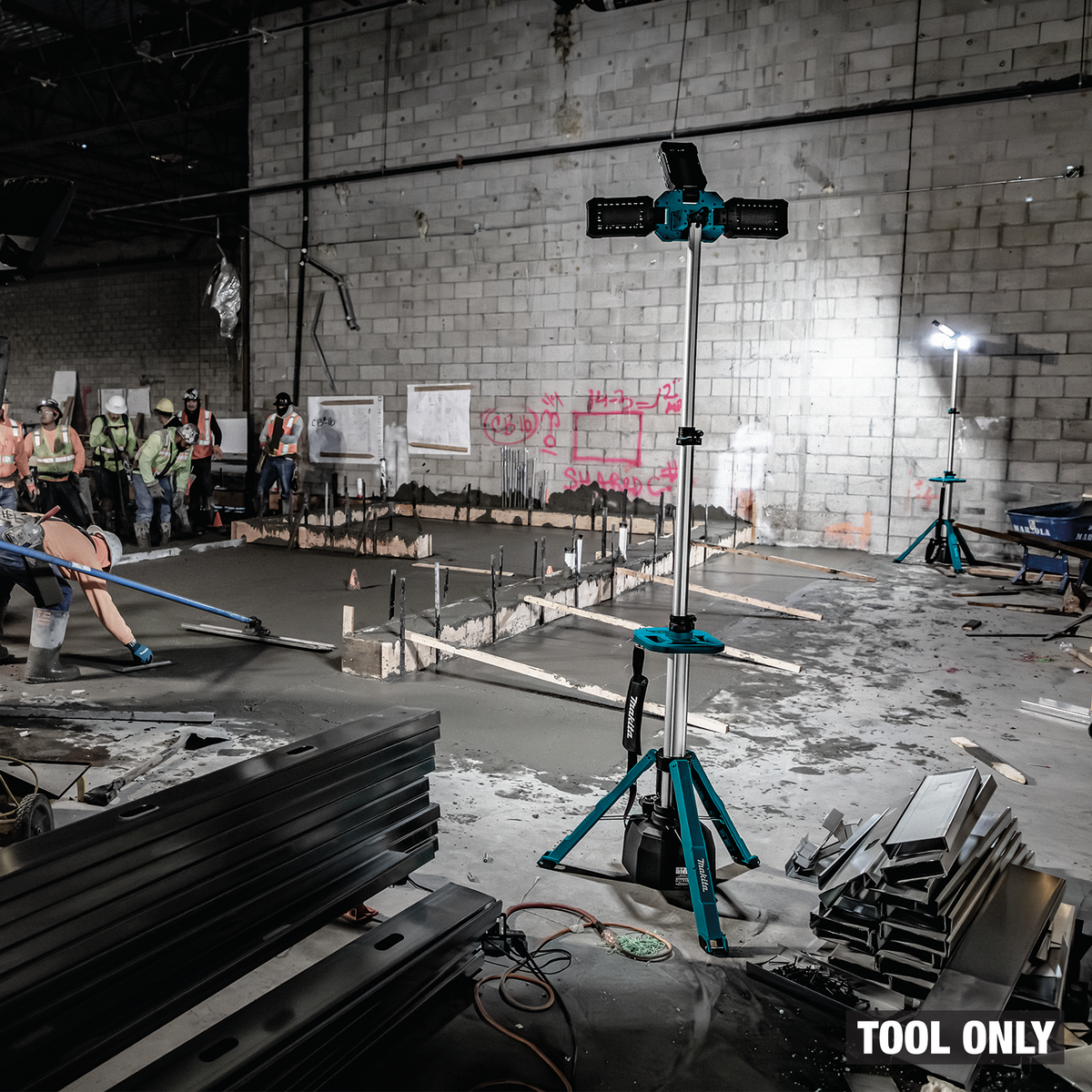 Makita 40V max XGT / 18V LXT 15,000-Lumen Cordless Tower Work Light, Tool Only in use (ML014G)