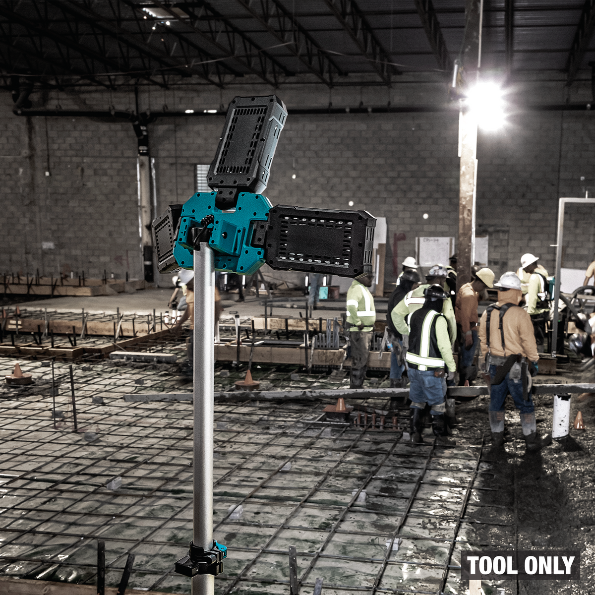 Makita 40V max XGT / 18V LXT 15,000-Lumen Cordless Tower Work Light, Tool Only in use (ML014G)