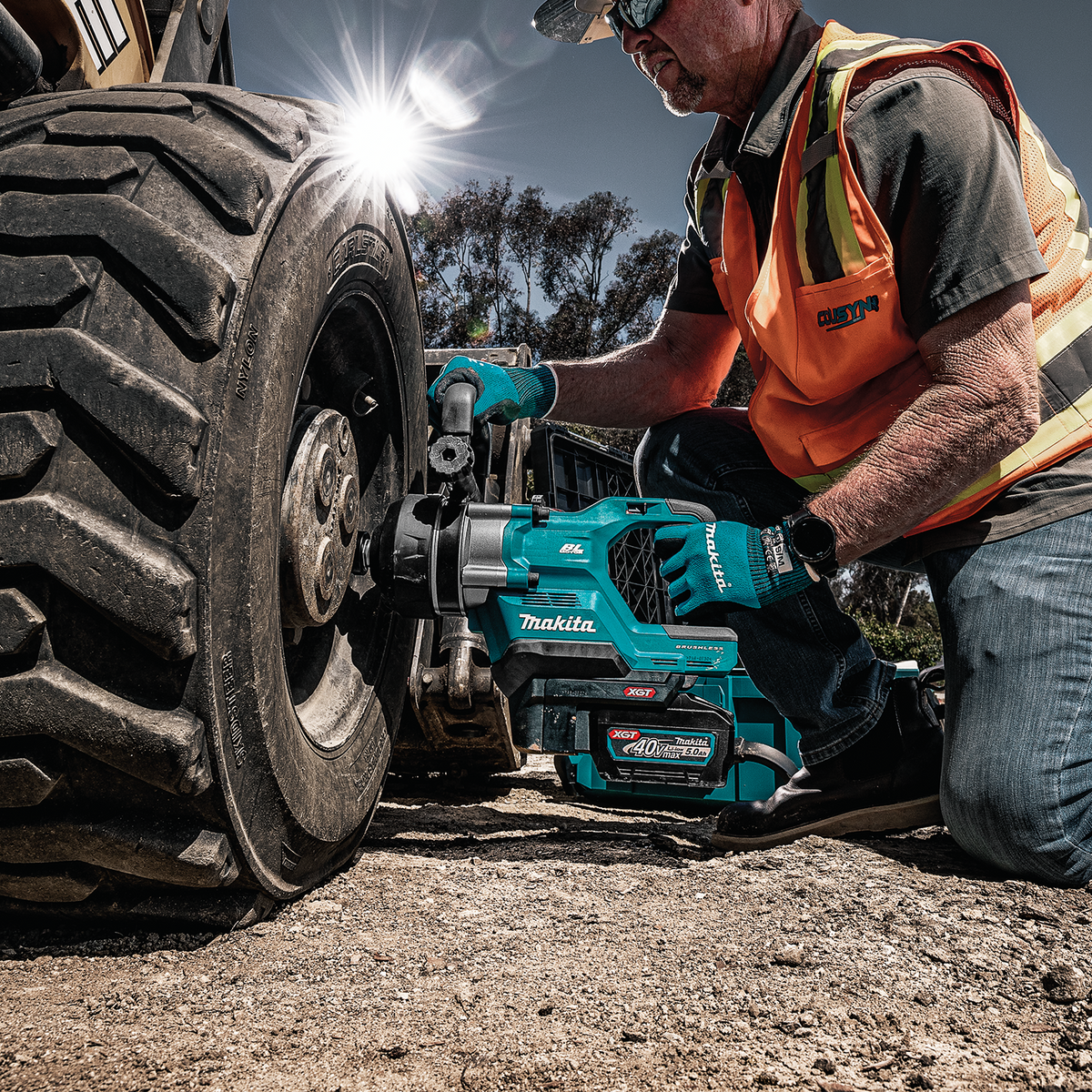Makita 40V max XGT Brushless 4-Speed High-Torque 1-in. Sq. Drive D-Handle Short Anvil Impact Wrench w/ Friction Ring (GWT09T) - in use on the job 3