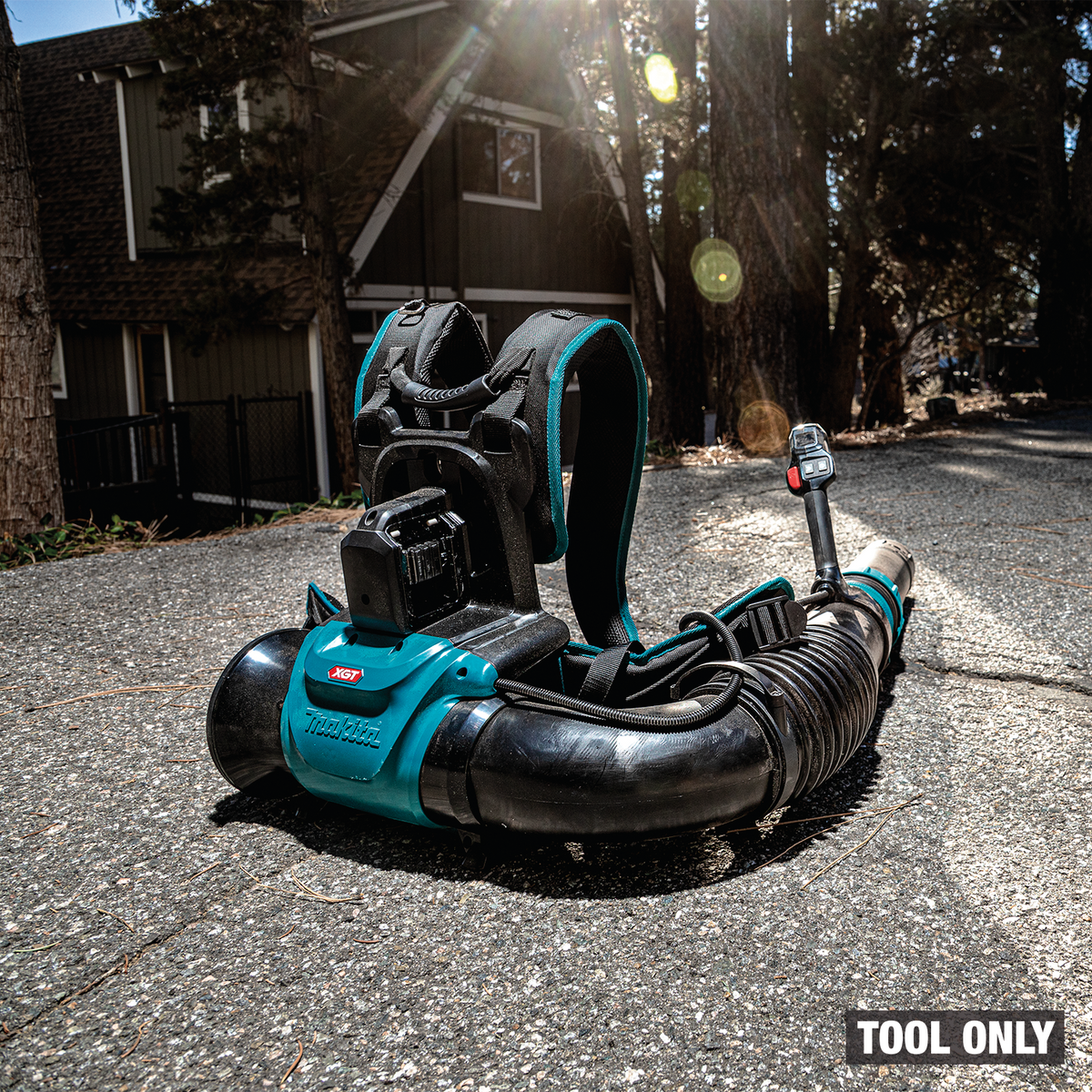 Makita 40V max XGT Brushless Backpack Blower (GBU04Z) - on the job site 23