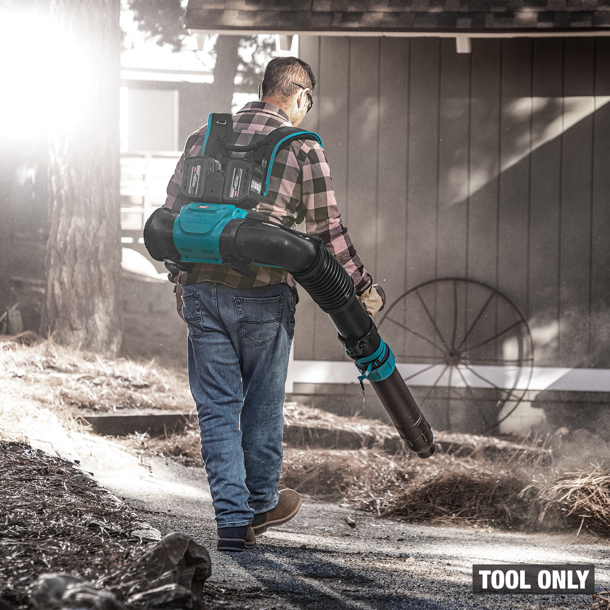 Makita 40V max XGT Brushless Backpack Blower (GBU04Z) - in use on the job 5