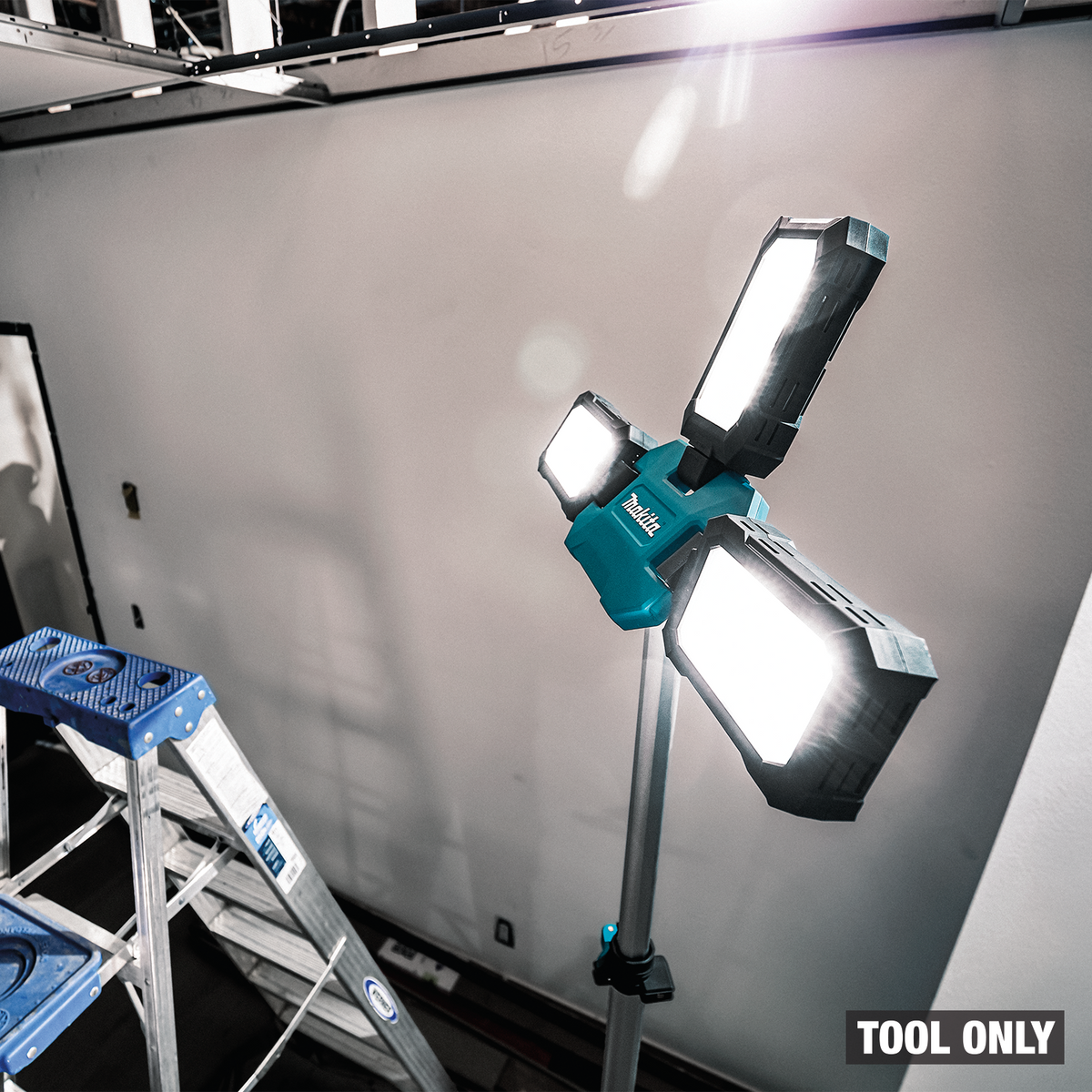 Makita 40V max XGT / 18V LXT 15,000-Lumen Cordless Tower Work Light, Tool Only in use (ML014G)