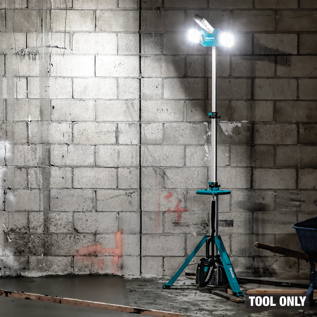 Makita 40V max XGT / 18V LXT 15,000-Lumen Cordless Tower Work Light, Tool Only in use (ML014G)