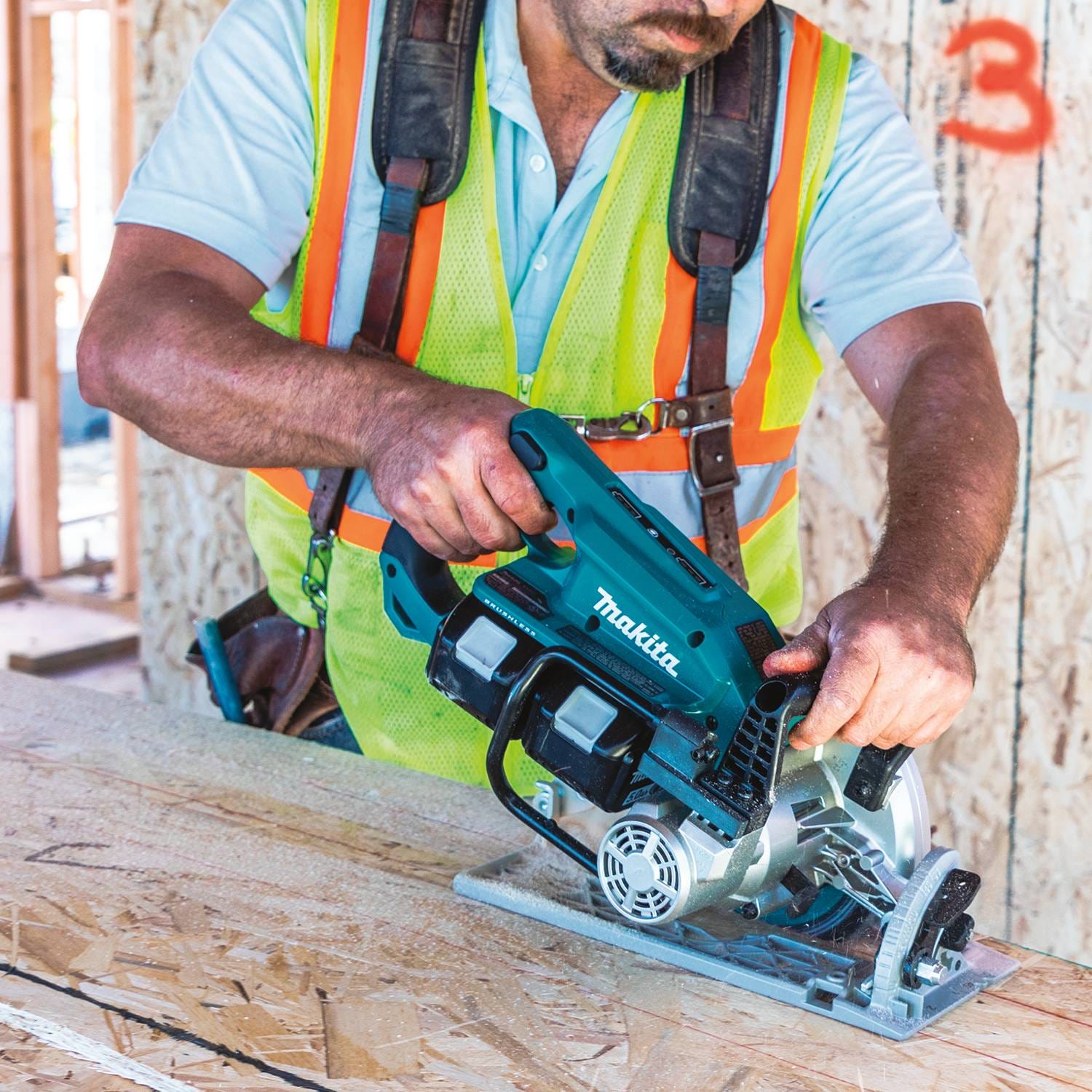 Makita XSR01PT 18V LXT X2 (36V) Brushless 7-1/4-Inch Rear Handle Circular Saw 5.0Ah Kit