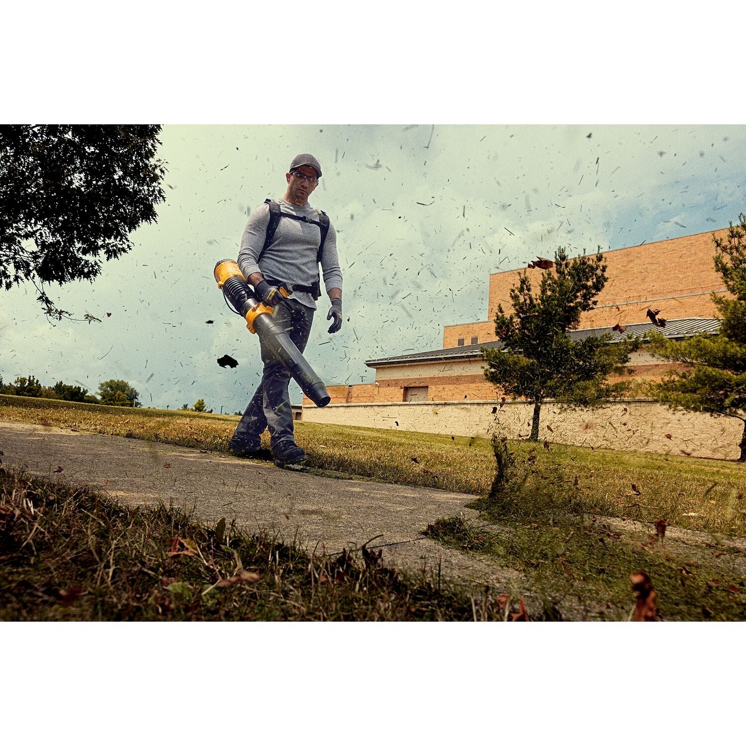 DeWALT DCBL570Y2 60V FlexVOLT 160-MPH 855-CFM Backpack Blower 12.0Ah Kit