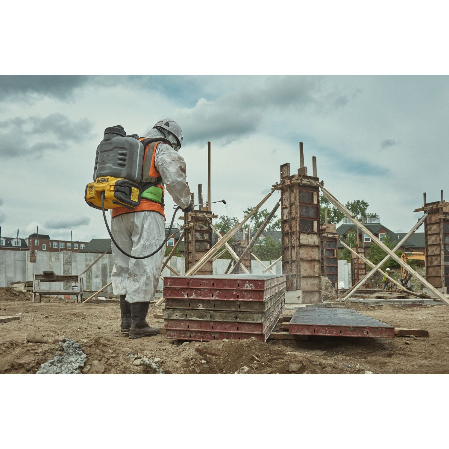 DeWALT DCCS1100GH1 20V MAX XR Concrete Chemical Sprayer 5.0Ah Kit