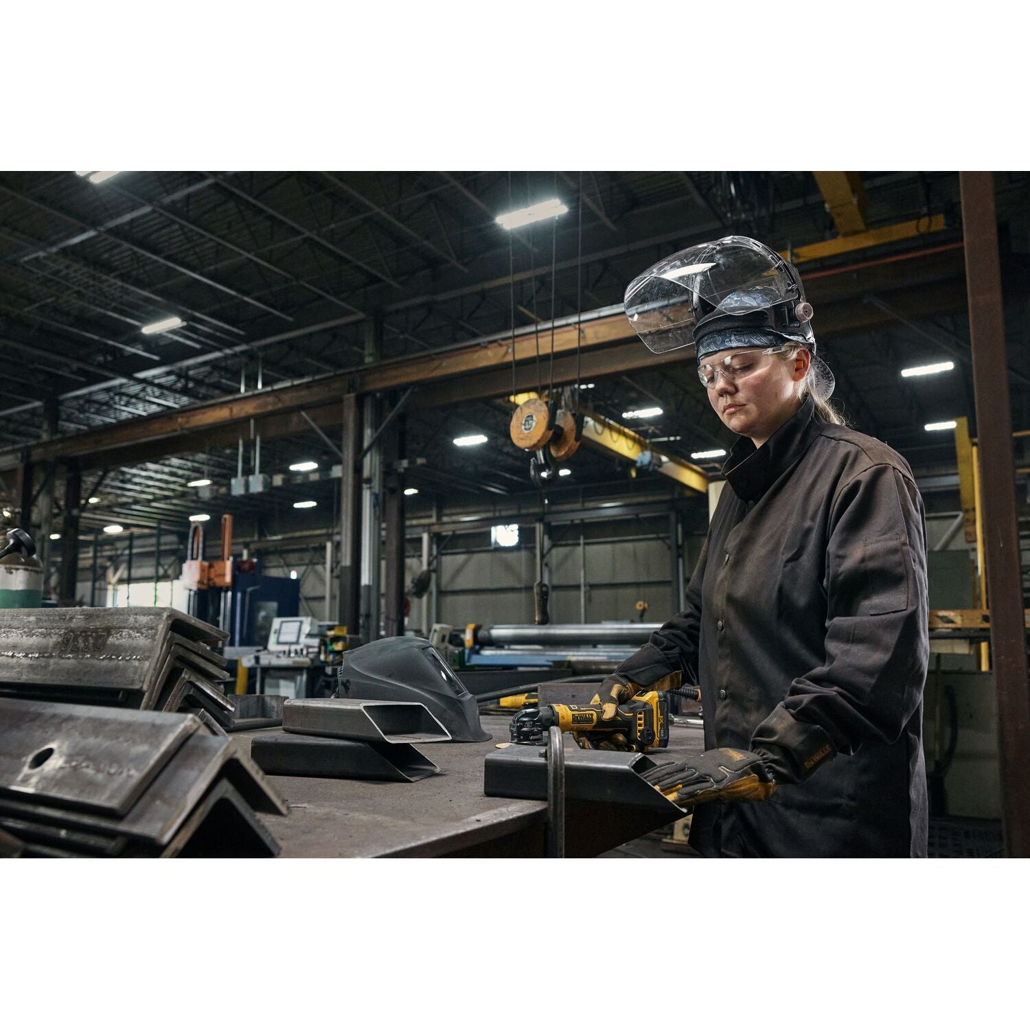 DeWALT DCG400S2 ATOMIC 20V MAX 4-in. Angle Grinder 3.5Ah XR POWERSTACK Kit